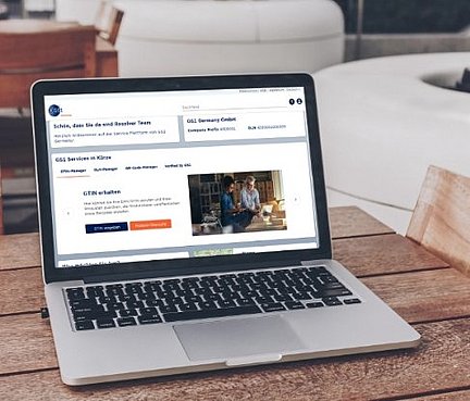 Ein Laptop mit einer aufgerufenen Webseite