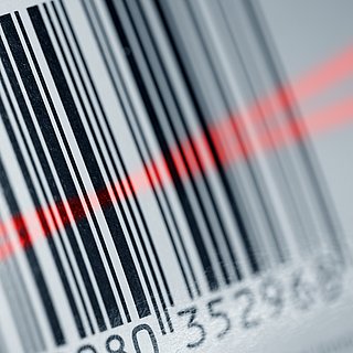 Strichcode mit GTIN wird von rotem Laserscanner ausgelesen