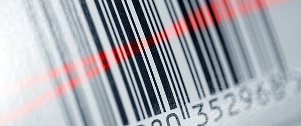 Strichcode mit GTIN wird von rotem Laserscanner ausgelesen