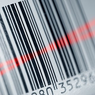 Strichcode mit GTIN wird von rotem Laserscanner ausgelesen