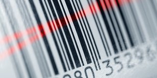 Barcode Strichcode mit GTIN wird von rotem Laserscanner ausgelesen