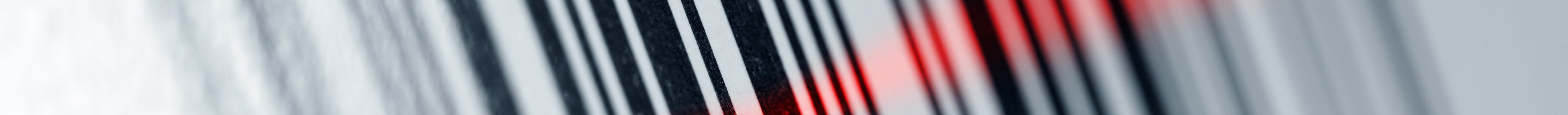 Strichcode mit GTIN wird von rotem Laserscanner ausgelesen