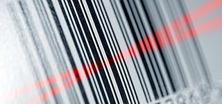 Strichcode mit GTIN wird von rotem Laserscanner ausgelesen