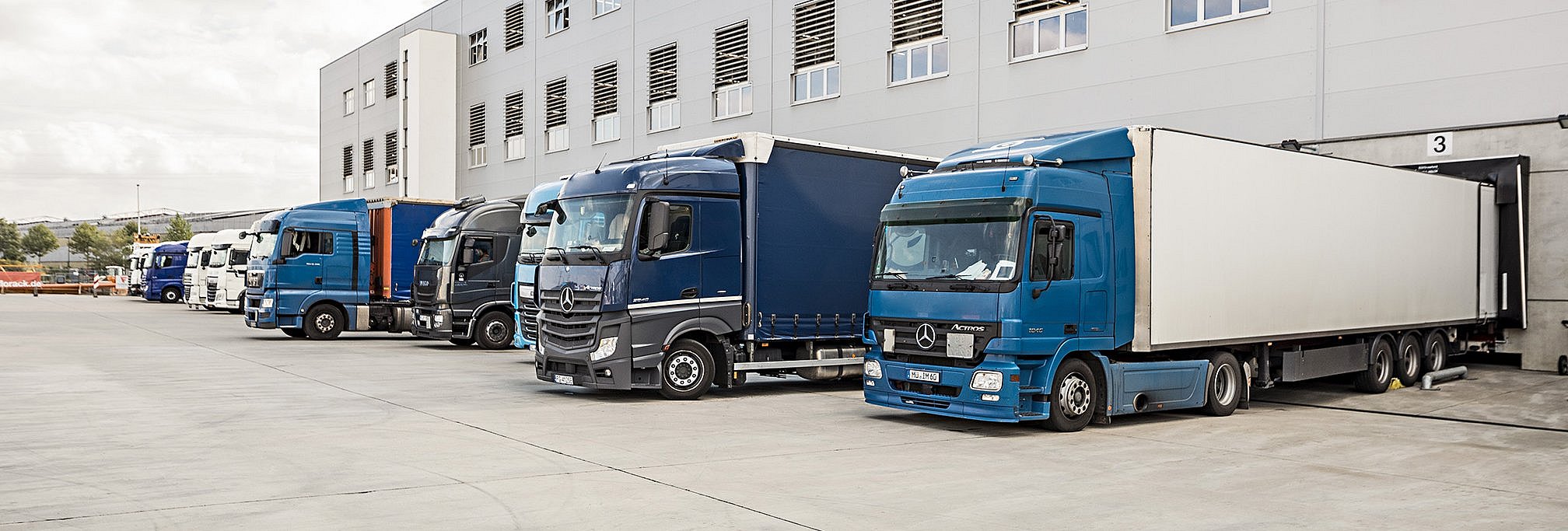 Lastwagen vor einem Logistikcenter von Henkel