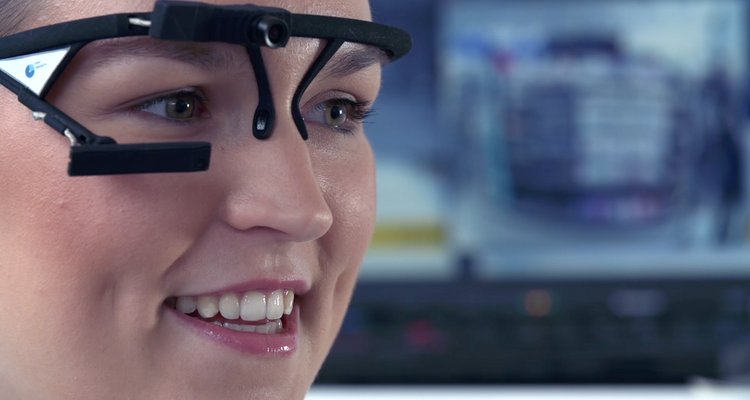 Fotografie Shopper Experience: Kunden trägt  Eyesquare Brille in Nahaufnahme