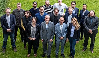 Foto der Food Authent Projektteilnehmer. Stehend von oben auf grüner Wiese