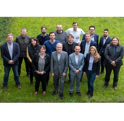 Foto der Food Authent Projektteilnehmer. Stehend von oben auf grüner Wiese