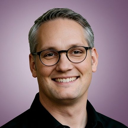 Nicolas Waltemate zum Thema 2D-Code bei dm Portrait von Nicolas Waltemate von Beiersdorf