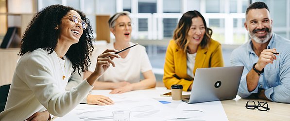 Eine Gruppe von Personen in einem Meeting