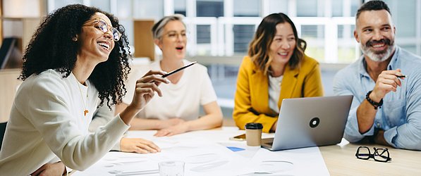 Eine Gruppe von Personen in einem Meeting