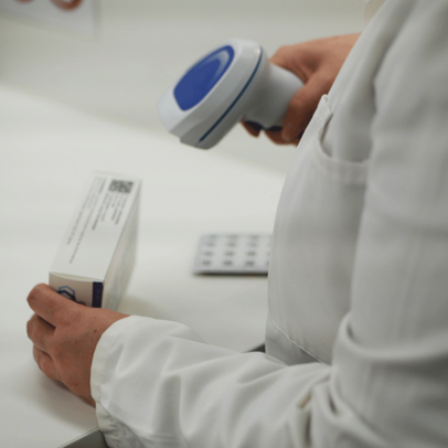Foto eines Scan-Vorgangs eines Medizinproduktes auf weißem Untergrund
