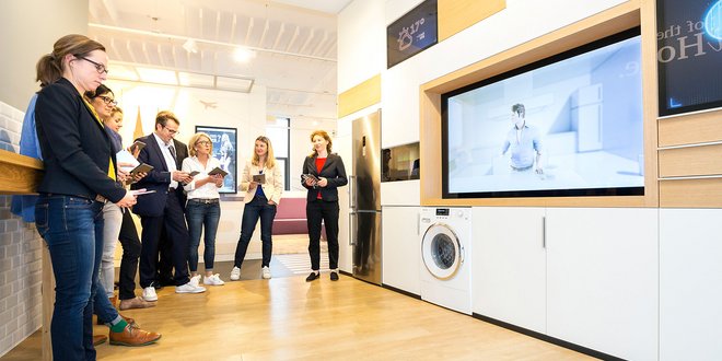 Fotografie Shopper Experience - Eine Gruppe von Personen steht in der digitalen Küche