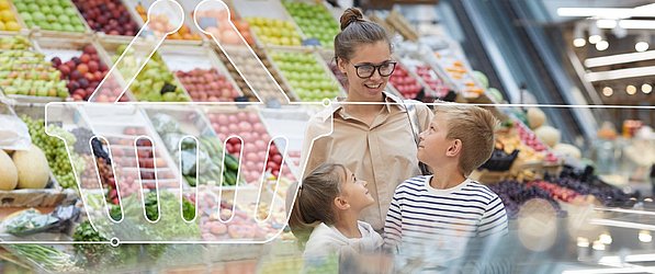 Zur Darstellung des Category Management Trainings wird eine Frau mit zwei Kindern in der Frischeabteilung eines Supermarktes gezeigt