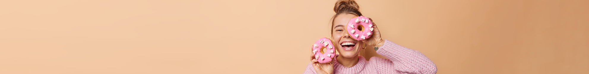 Eine Frau mit zwei Donuts in der Hand