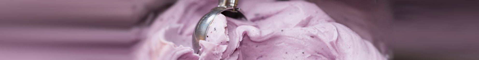 Eiscreme wird mit einem Eislöffel zu einer Kugel geformt