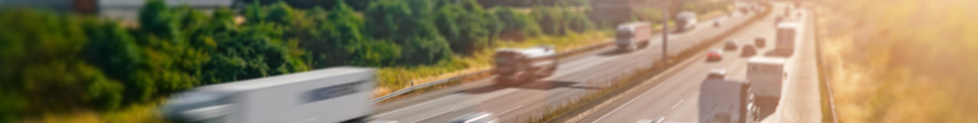 Mehrere LKWs fahren auf der Autobahn