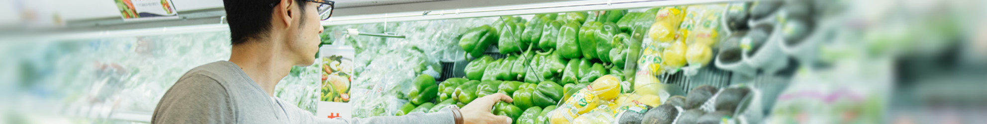 Ein Mann vor dem Gemüseregal im Supermarkt