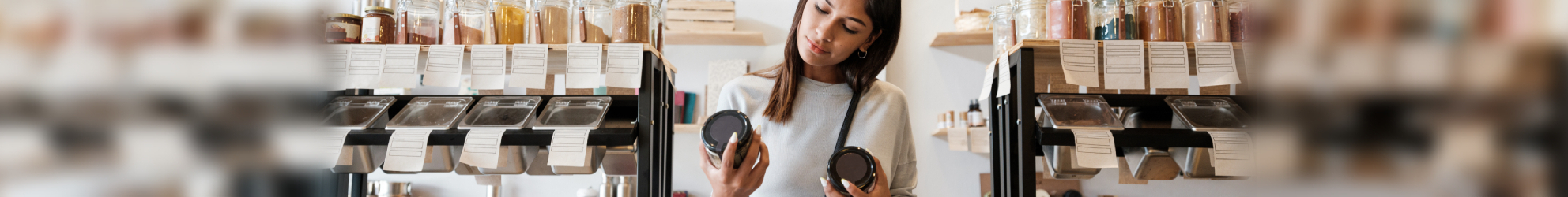 Frau liest sich Sustainable Product Claims auf Produkt durch
