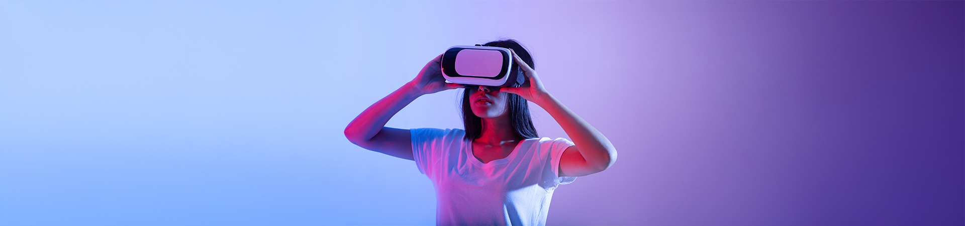 Eine Frau mit einer VR-Brille