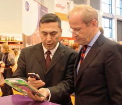 Abbildung: Ercan Kilic von GS1 Germany erläutert BVE-Vorsitzenden Jürgen Abraham die Barcode-Scan App iGepir